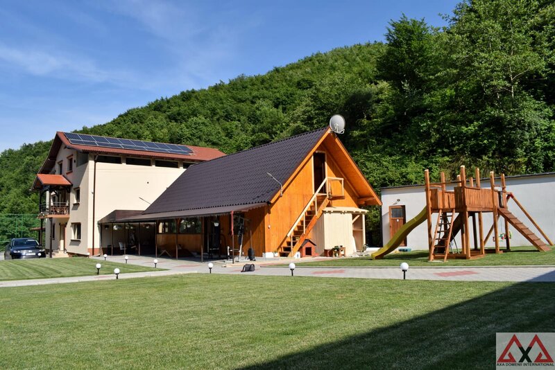 Orlat, judetul Sibiu, vanzare pensiune 11 camere, piscina, ciubar.